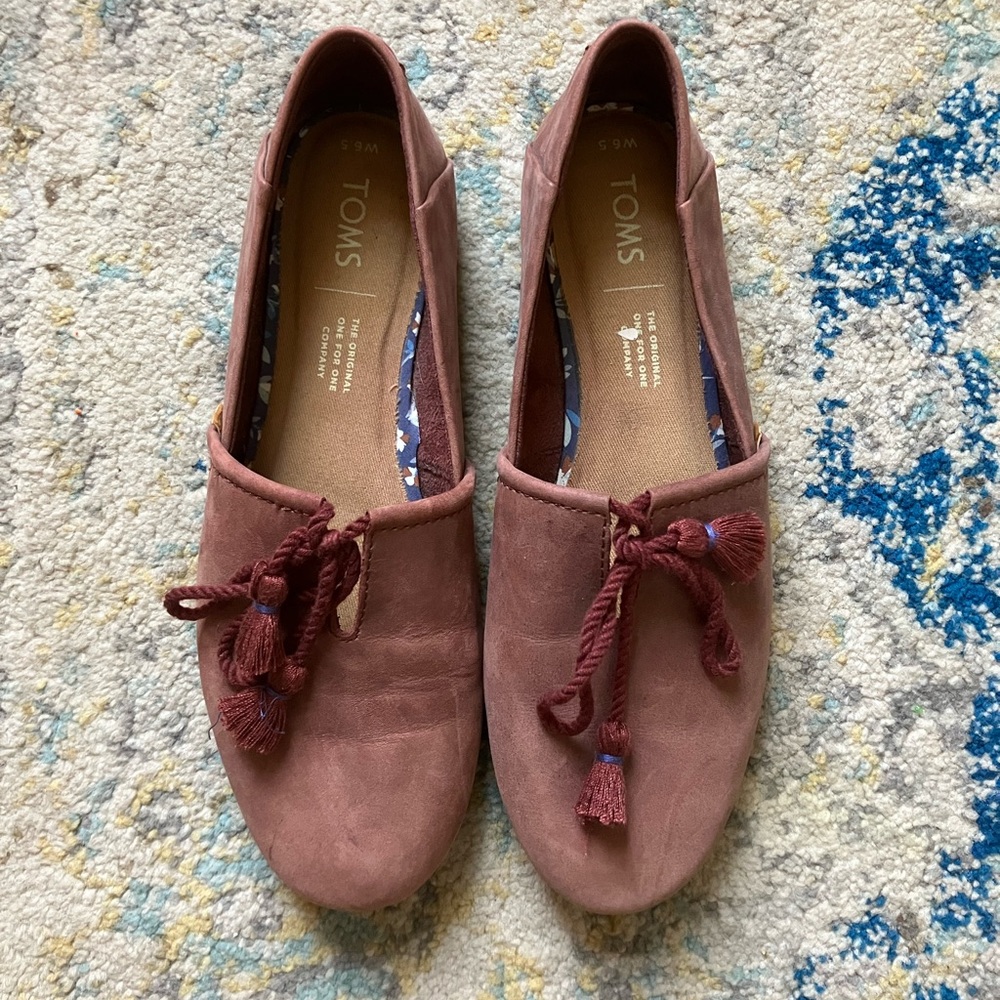 TOMS Kelli moccasin tassel flat in brick red leather sz 6.5
